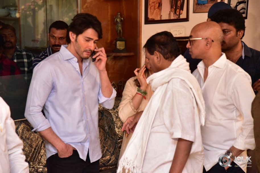 Celebrities-pay-homage-to-superstar-Krishna